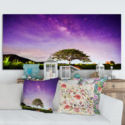 Arbre sur un ciel de galaxie mauve - photographie sur toile