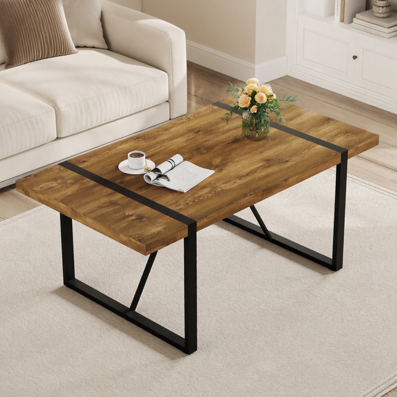 Table de salle à manger rectangulaire rustique de style industriel en bois pour 4 à 6 personnes, plateau épais en bois d'ingénierie et pieds robustes en métal noir, idéale pour les réunions de famille.