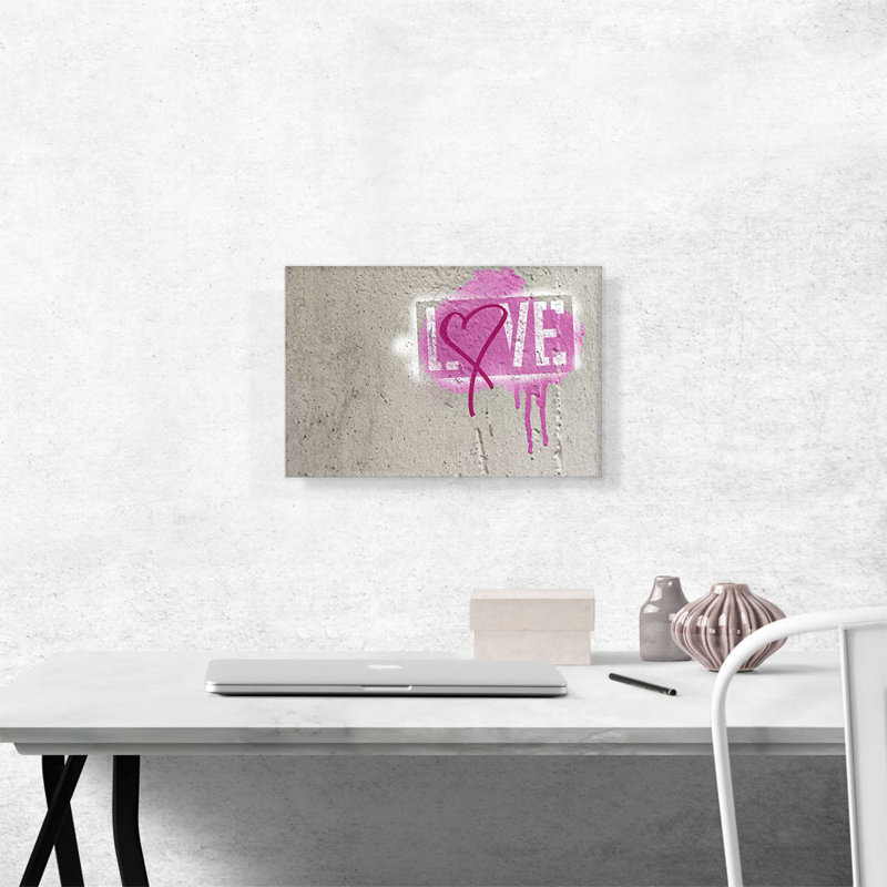 «Pink Graffiti Love», impression sur toile tendue, H 12 po x l 18 po x P 0,75 po
