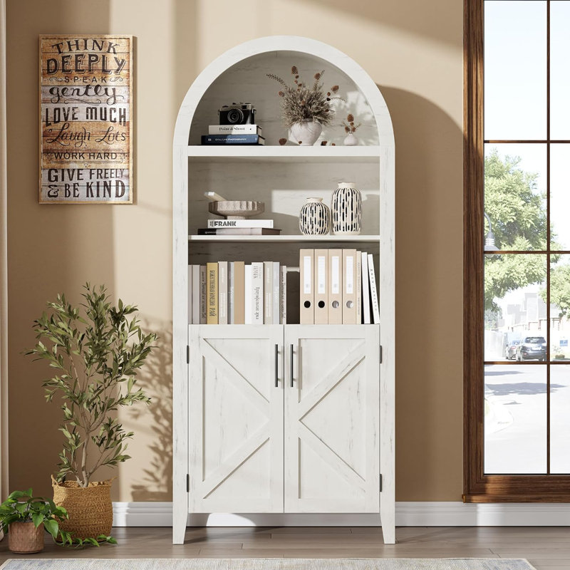 Bibliothèque arquée 63 "avec 2 portes décoratives en croix, armoire de rangement Farmhouse Pantry avec tablette ouverte, pour cuisine, salle à manger, salon, blanc