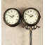 Horloge rétro en métal sur pied