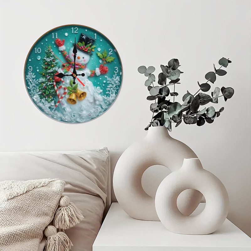 Horloge de Noël-visage-avec-bonhomme-de-neige-arbre