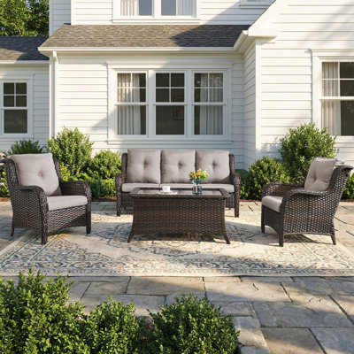 L'ensemble de canapé d'extérieur 4 pièces comprend un canapé de patio en osier avec des coussins en oléfine épaissis, un dossier haut et des sièges profonds, du rotin en PE tissé à la main et 2 fauteuils, 1 table basse pour le porche, une terrasse
