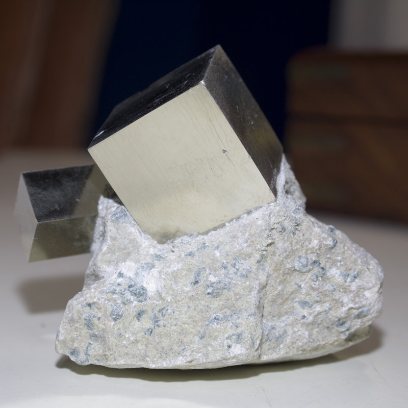 Double pyrite cubique sur cristal