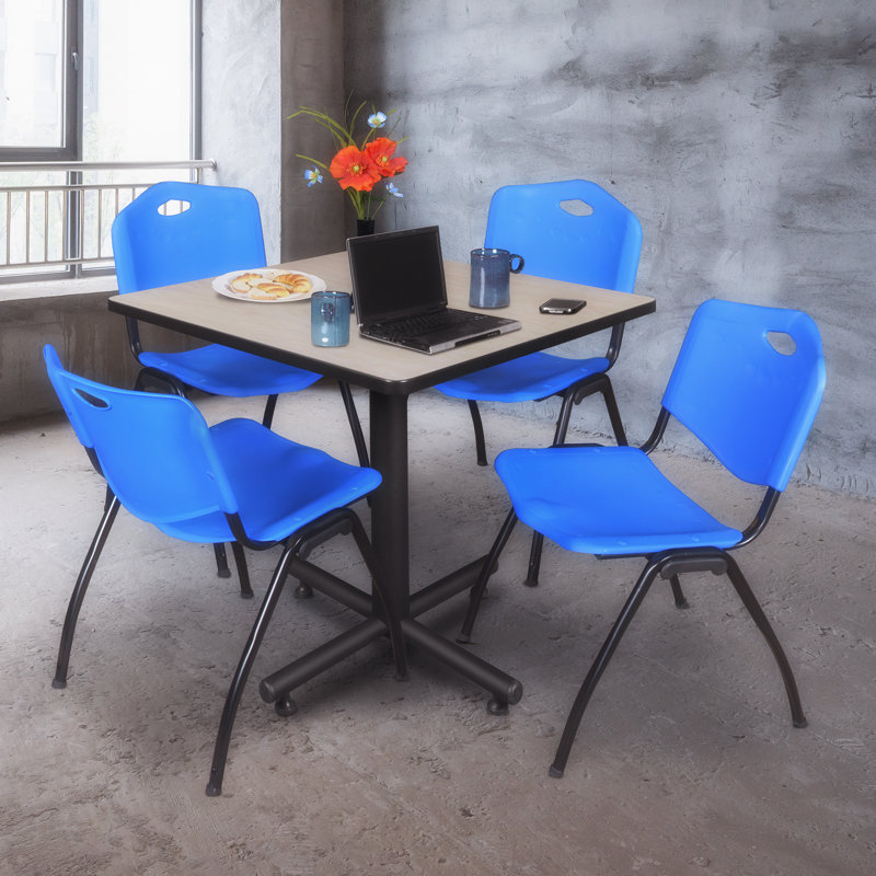Table de salle de repos carrée Nicklo, chaises empilables 4 M, Érable, Bleu