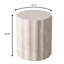 Table d'appoint ronde en travertin crème 18 po Ridge, tabouret colonne à bord ondulé contemporain, petite table de bout pour le vestibule