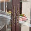 Vitrine élégante et sophistiquée avec tablettes réglables en verre, présentoir lumineux et grand espace de rangement-898359718