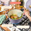 Cocotte en fonte émaillée lavande 4 pintes - Casserole ronde avec couvercle à motif de pétales-123063536