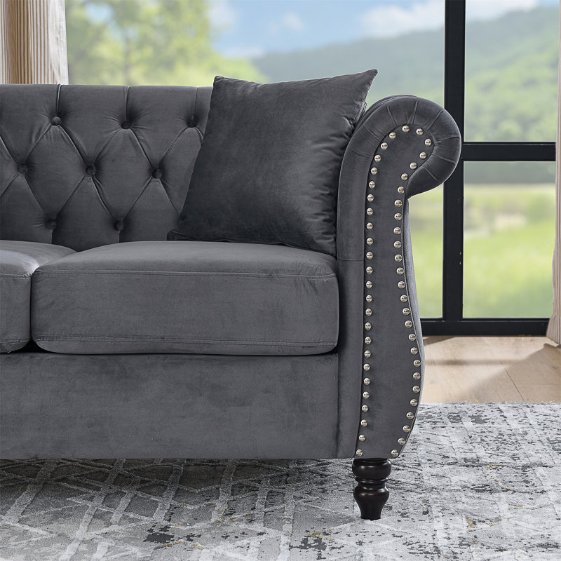 Canapé Chesterfield capitonné avec coussins et garniture cloutée