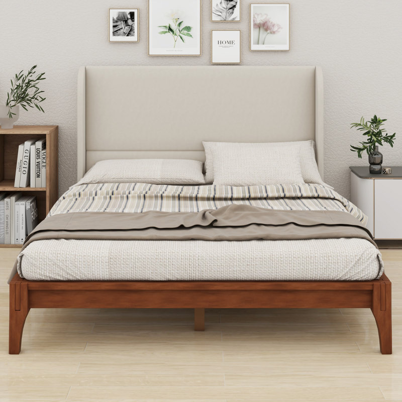 Lit plateforme minimaliste en bois avec tête de lit tapissier