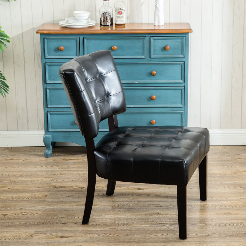 Fauteuil surdimensionné en similicuir noir avec revêtement capitonné élégant