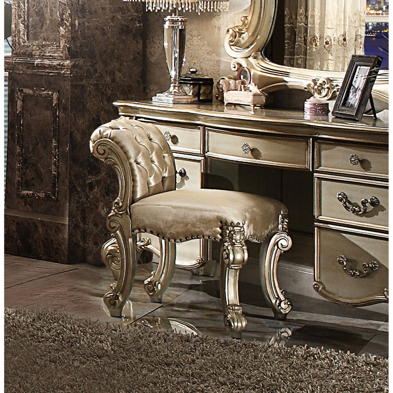 Siège de coiffeuse gracieux or patiné et os avec garniture cloutée classique et dossier