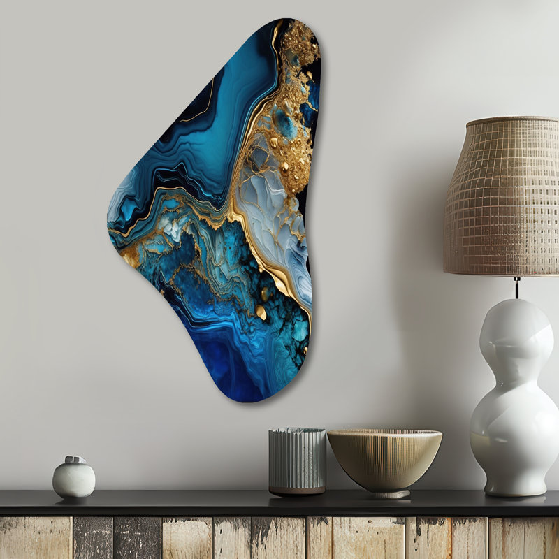 Abstrait géométrique en marbre doré et bleu IV - art mural asymétrique en forme de Boomerang en marbre, H 31 po x l 17 po
