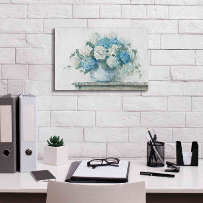 «Aaradhya Blue Hydrangea Cottage Crop On Canvas» par Carol Rowan