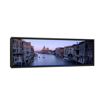 Bâtiments le long d'un canal, Santa Maria Della Salute, Venice par Panoramic Images - Reproduction giclée sur toile tendue avec châssis