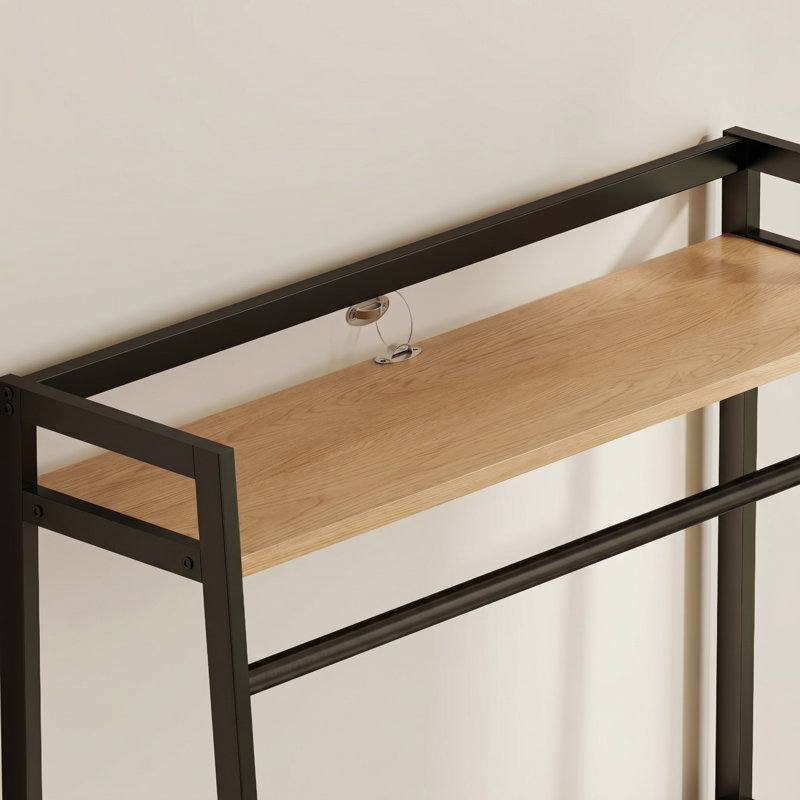 Portant à vêtements autoportant en métal avec tablettes en bois massif, Tan