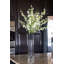 Arrangement floral à fleurs de cerises vase