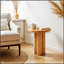 Table d'appoint ronde en bois massif avec grain naturel, idéale pour les espaces de vie modernes et chaleureux.