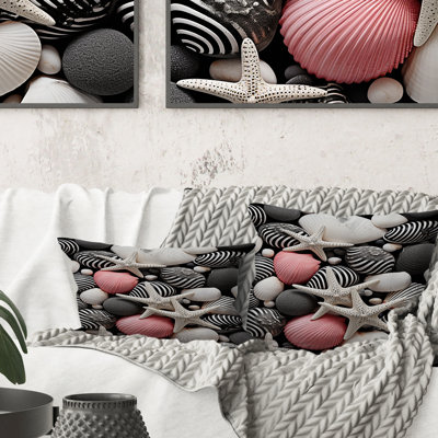Coussin gris et rose sur la plage