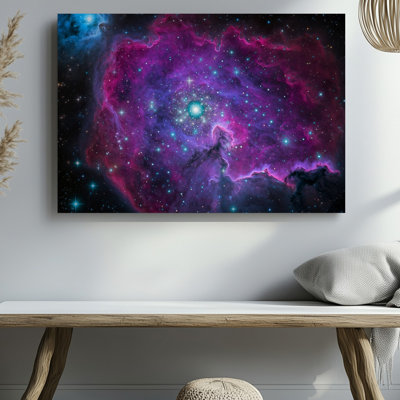 Toile dans un vaste tableau cosmique, une nébuleuse avec art mural tourbillonnant de nuages fuchsia foncé et mauve royal entrecoupés d'art sur toile