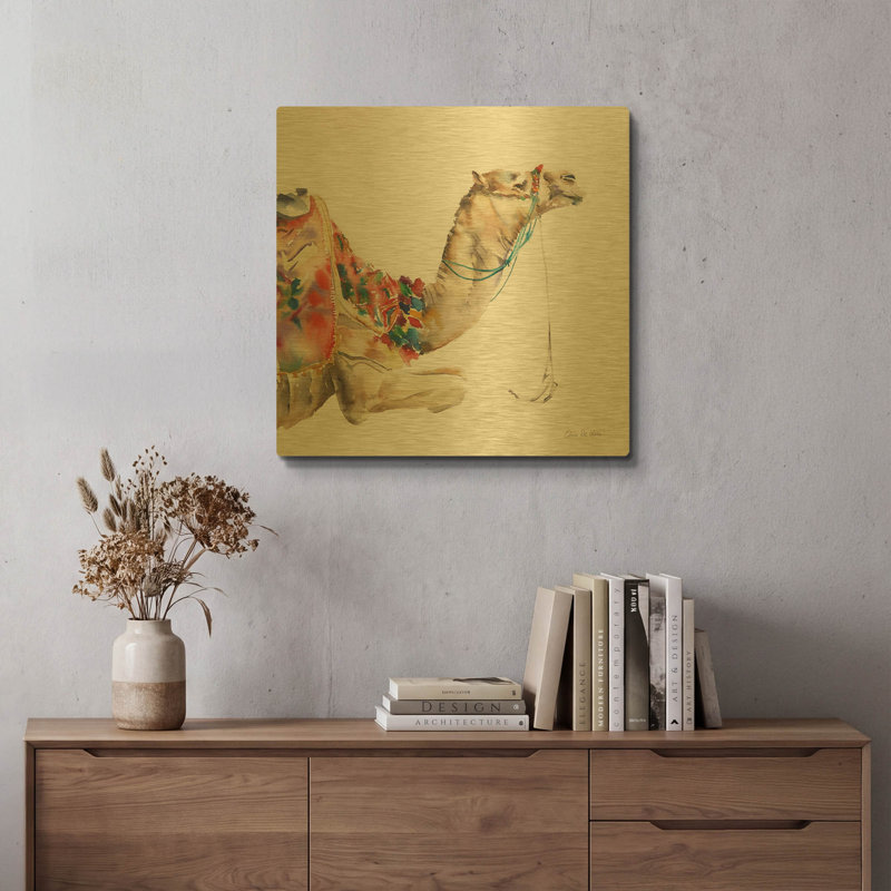 «Desert Camel I» par Alan Majchrowicz, art mural en métal doré, 24 po x 24 po, 24 po x 24 po