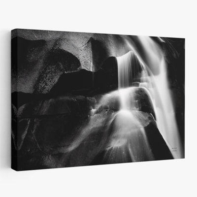 Détail de sculpture contemporain BW