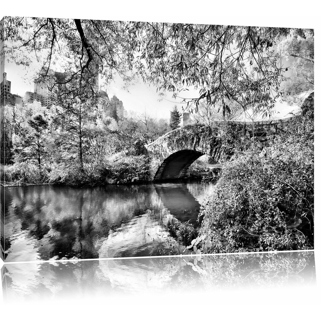 Leinwandbild Brücke im Central Park in Monochrom