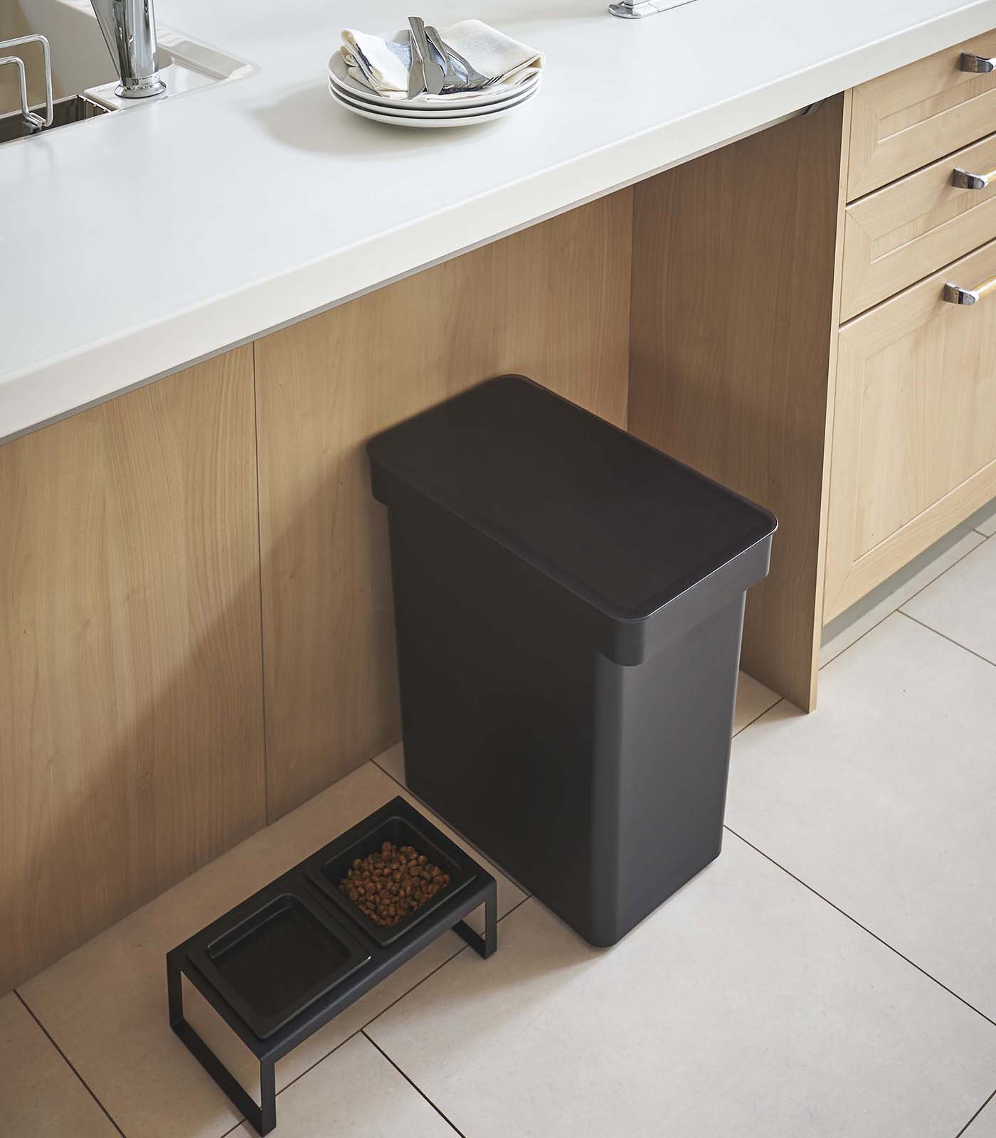 Yamazaki Home Pet Food Container, 26.72 lb, Black