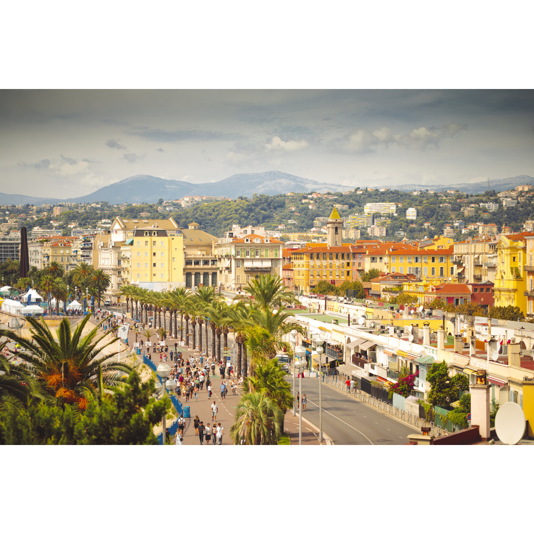 Ansicht der Promenade Des Anglais in Nizza, Frankreich von Eva-Katalin - Kunstdrucke ohne Rahmen auf Leinwand