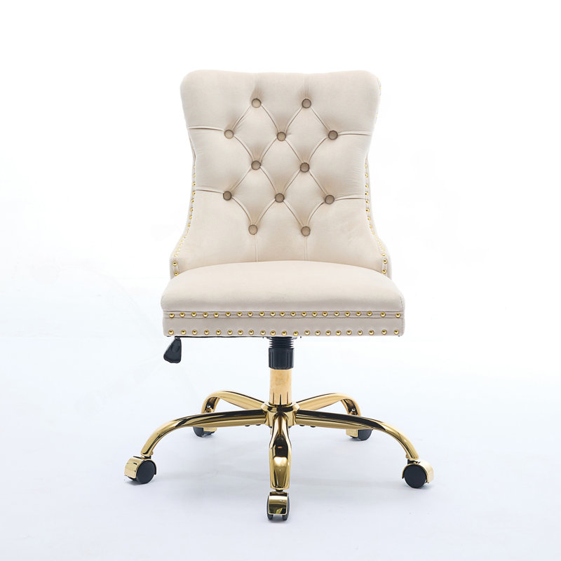Chaise de bureau moderne en velours avec dossier capitonné, base en métal doré et système de soutien confortable à trois couches.