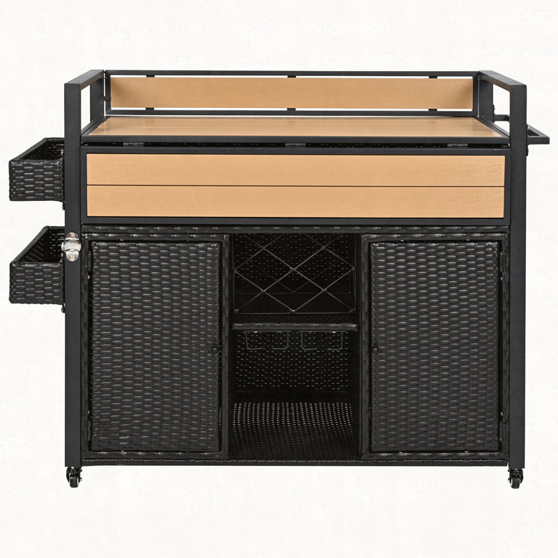 Chariot de barbecue extérieur en osier l 52,8 po avec plateau en bois en plastique, îlot de cuisine sur roulettes avec armoire de rangement, pour patio, jardin, piscine, conception à deux poignées