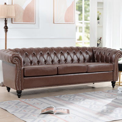 Canapé trois places de 215 cm (84,83 pouces) en polyuréthane brun foncé, avec structure interne et revêtement en tissu doux, accoudoirs roulés bruns, un design élégant et intemporel