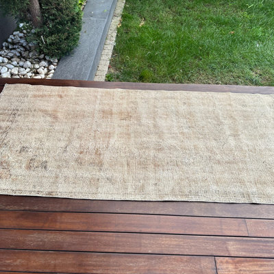 Tapis turc vintage rétro de style Oushak délavé parfait pour la chambre à coucher avec une fabrication en laine beige avec un motif tribal