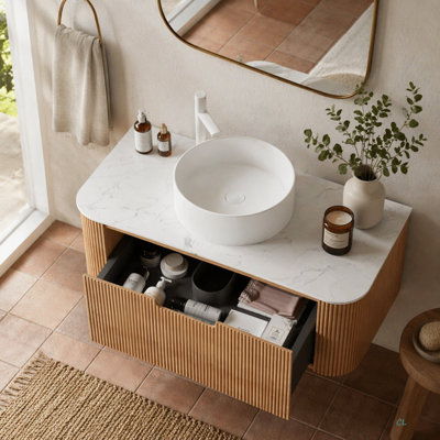 Meuble-lavabo de salle de bain 36 po, lavabo à bordures arrondies rayé avec tiroir en céramique et plateau en pierre frittée Carrara de Dina