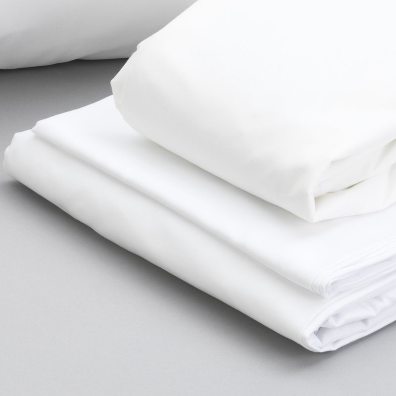 Collection de literie pour très grand lit - 2 oreillers, drap en microfibre, housse de protection pour matelas. 5 Protection contre les déversements. Oreillers avec housses à fermeture éclair. Draps doubles. Blanc doux protège les punaises de lit, amovible