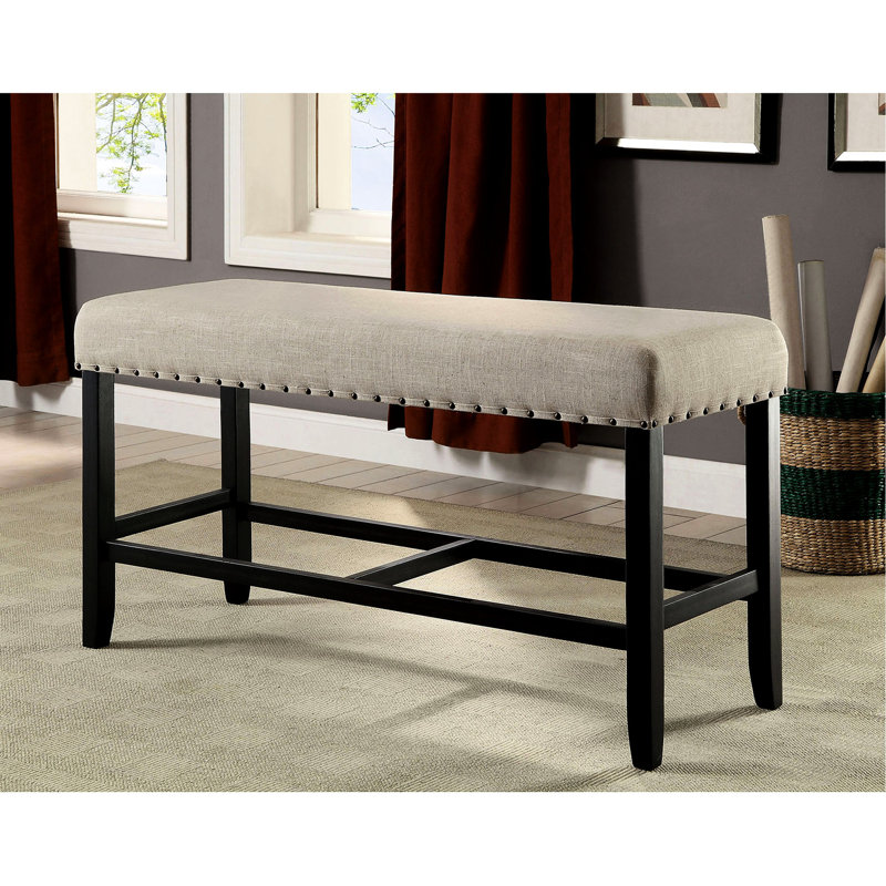 Banc en bois massif à hauteur de comptoir de style rustique avec tissu beige et cadre transitionnel clouté