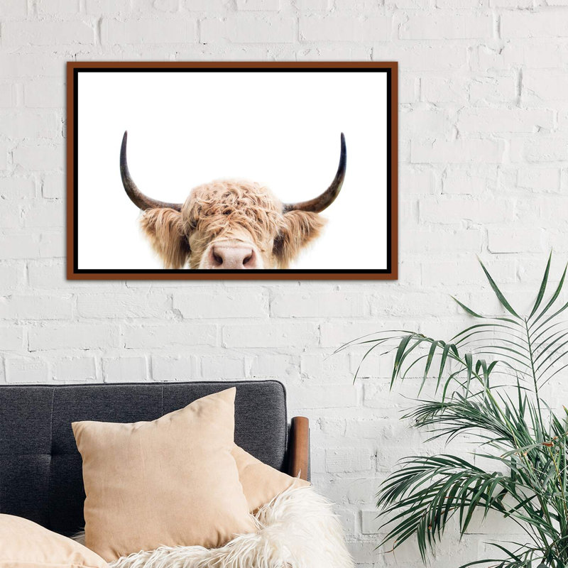 «Peeking Cow» par Sissi & Seb - reproduction de photo, H 26 po x l 40 po x 1,5 po, Toile avec cadre en bois classique