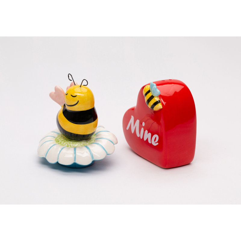 Abeille sur cœur de marguerite et abeille sel et poivre