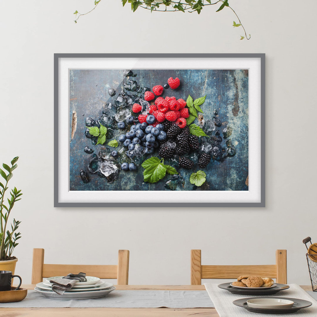 Poster Gemischte Beeren mit Eiswürfeln