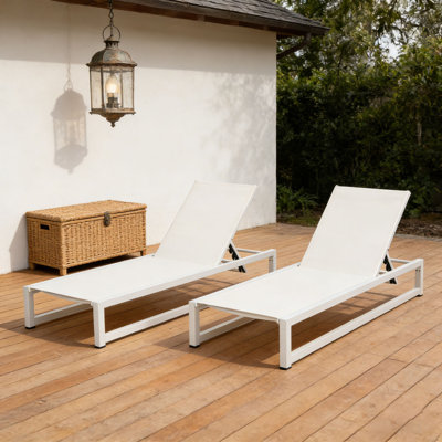 CHAISE LUNGE