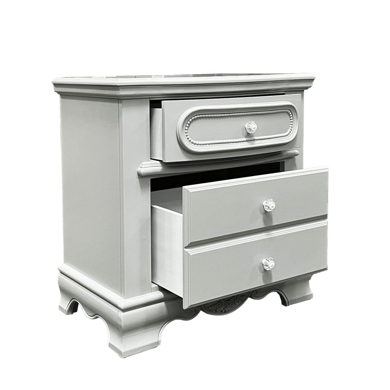 3 tables de chevet grises pour une configuration de chambre à coucher confortable et pratique avec des tiroirs fonctionnels