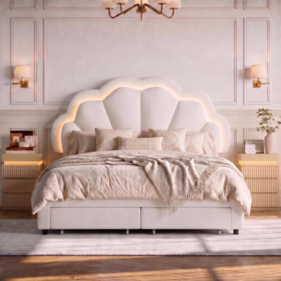 Ensemble de chambre à coucher 3 pièces pour lit Queen avec éclairage DEL et rangement de chargement : lit plateforme fleuri avec 2 tiroirs et tête de lit réglable, 2 tables de chevet DEL à 4 tiroirs, blanc crème et chêne.
