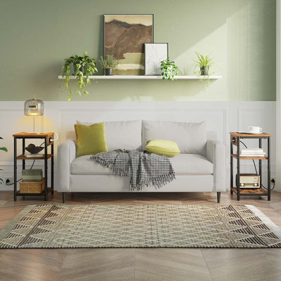 Table de bout avec station de charge et rangement à 3 niveaux, petite table de chevet peu encombrante pour la chambre à coucher ou le salon, structure en métal robuste avec pieds réglables, ensemble de 2