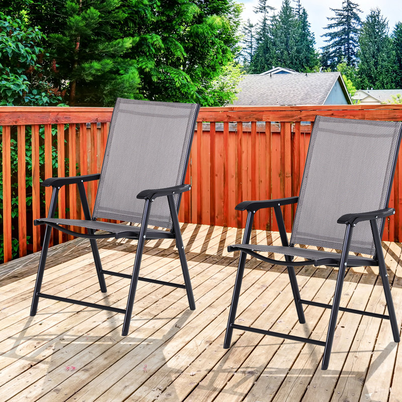 2 chaises pliantes de patio empilables, idéales pour les repas en plein air sur la pelouse, le camping ou la plage. Structure en métal, aucun assemblage requis, grises, capacité de 110 kg, accoudoirs en métal gris.