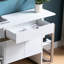 Buffet de cuisine blanc et taupe foncé - 4 tablettes, 1 tiroir, 2 armoires, solution de rangement élégante et moderne avec tablettes ouvertes.