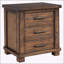 Table de chevet rustique en bois massif récupéré à trois tiroirs, parfaite pour ajouter du charme et du rangement à n'importe quelle chambre à coucher