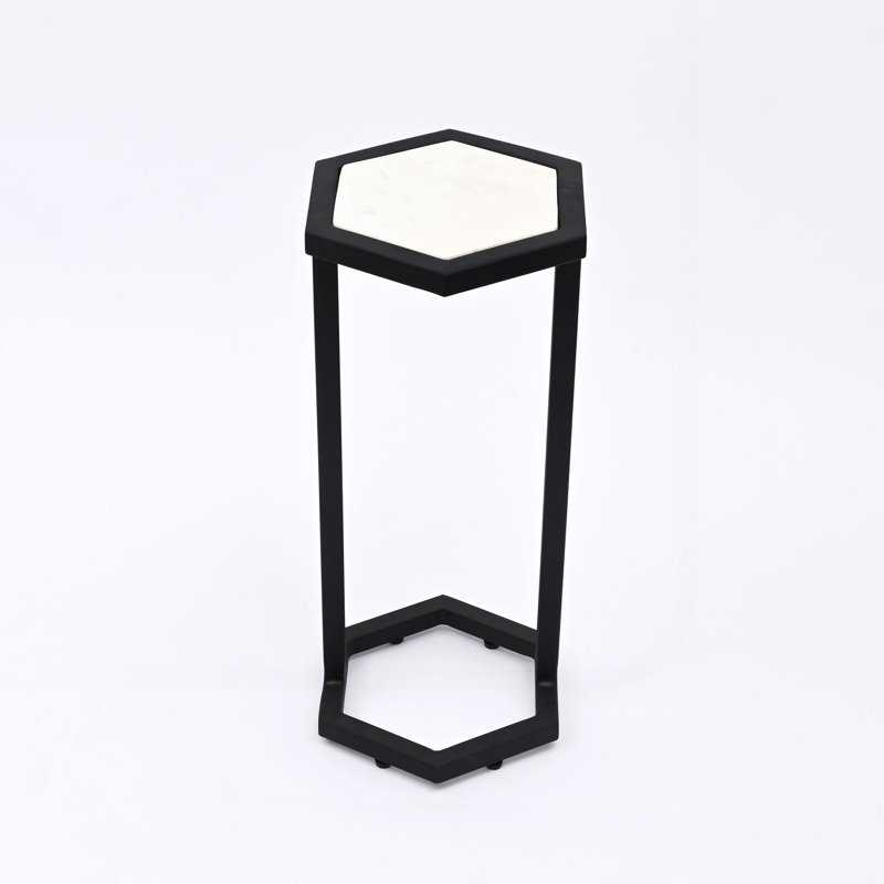 Ensemble de 2 tables gigognes élégantes, dessus en marbre hexagonal avec cadres en métal noir pour intérieurs modernes et transitionnels