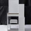 Petit meuble-lavabo à gauche avec siège rembourré, grand miroir coulissant, commode de rangement multi-couches, grande capacité, armoire en matériau blanc pour les pièces, siège rembourré et multi-couches supplémentaire-121070374