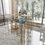 Ensemble de table de bar et chaise cinq pièces, structure dorée, plateau de table multicouche, coussin de chaise et dossier en éponge, table avec fonction de rangement (or + beige + bleu)