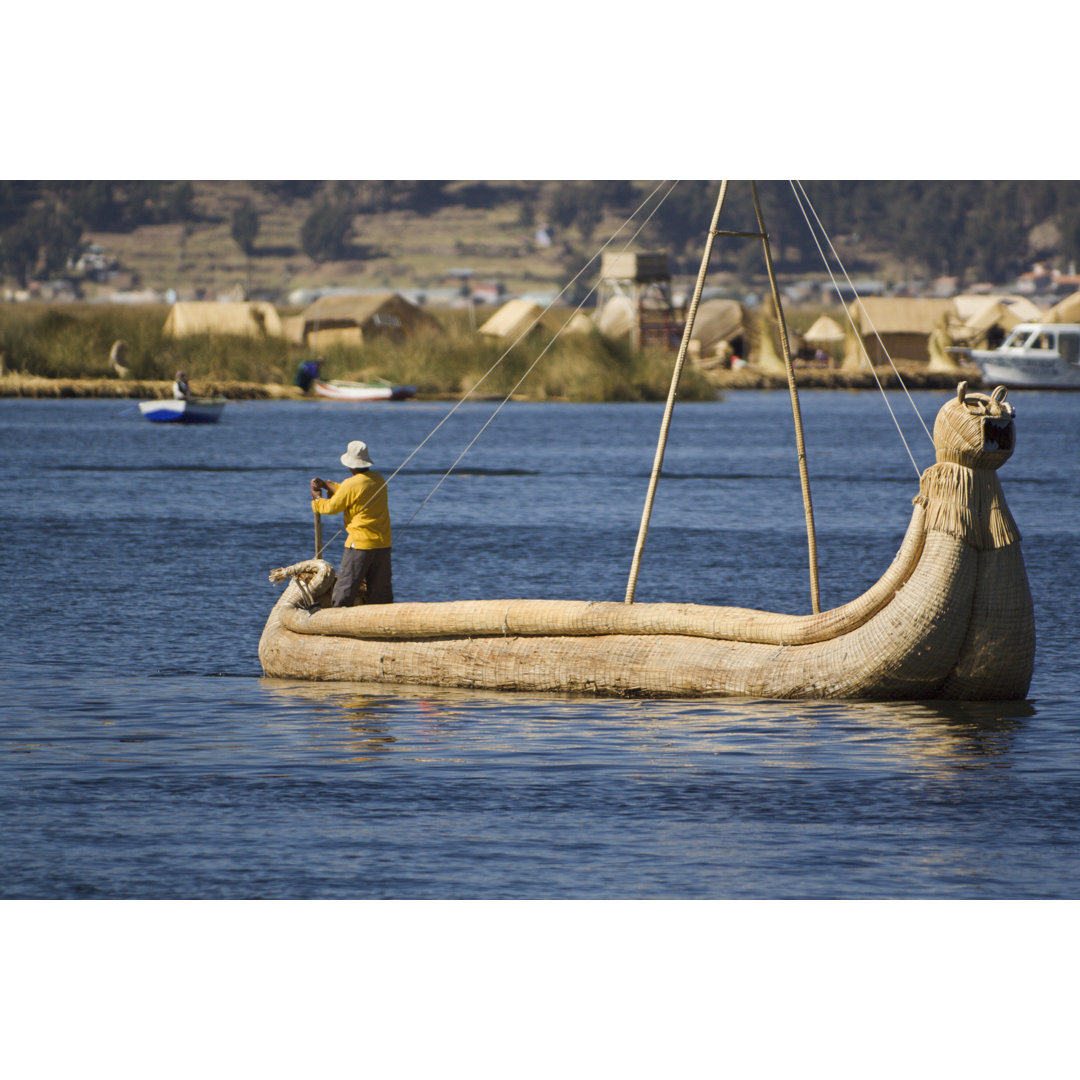 Ruderndes Schilfboot auf dem See von YinYang - Druck auf Leinwand ohne Rahmen